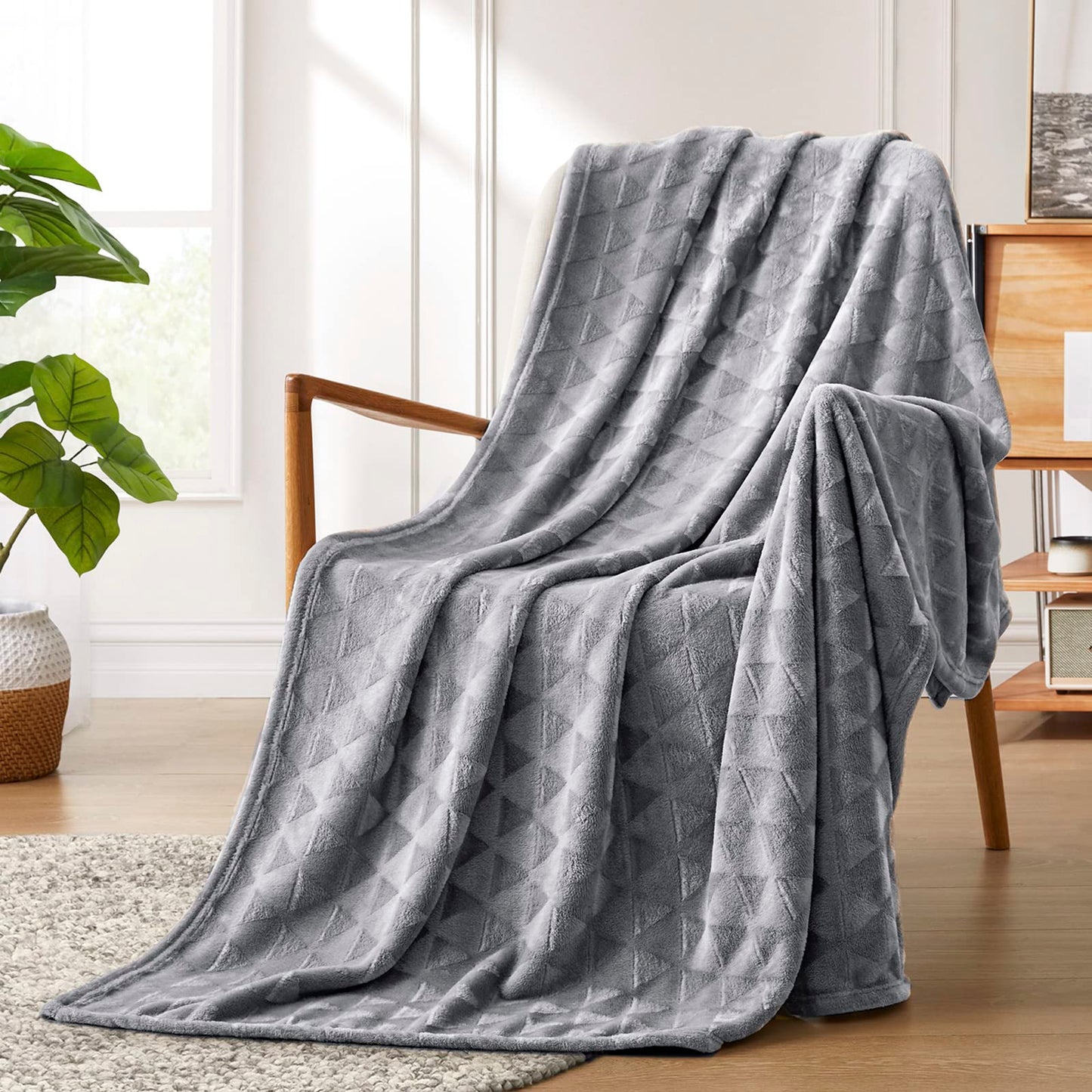 Manta de forro polar suave Excervent (50x70 pulgadas) Mantas ligeras de franela gris con patrón decorativo de triángulos para sofá, cama, mantas afelpadas y acogedoras